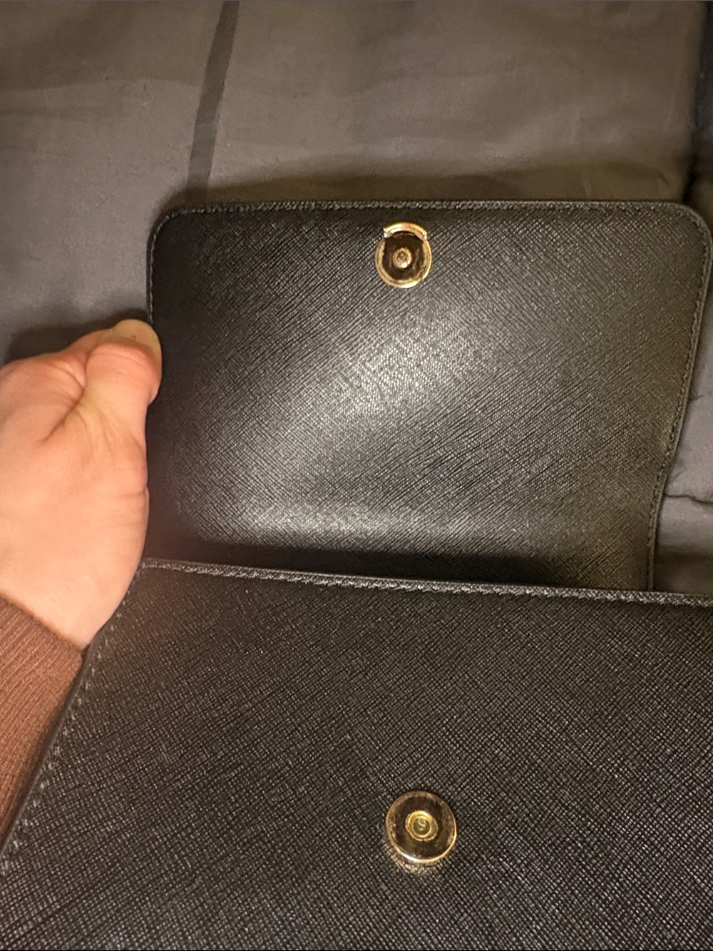 Tory Burch Black Saffiano Leather Shoulder or crossbody bag in black w/Gold Logo - Picture 16 of 16